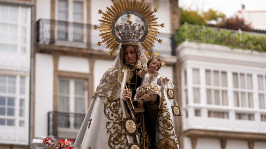 Desde la iglesia de San Jorge partió la Virgen del Carmen en su tradicional recorrido por las calles del centro de la ciudad hasta O Parrote, donde fue embarcada para junto con otros barcos hacer un recorrido por las aguas coruñesas