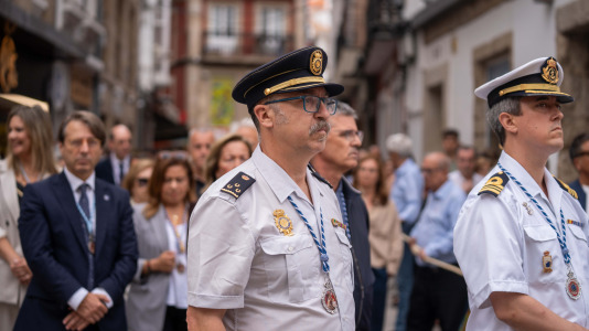 Desde la iglesia de San Jorge partió la Virgen del Carmen en su tradicional recorrido por las calles del centro de la ciudad hasta O Parrote, donde fue embarcada para junto con otros barcos hacer un recorrido por las aguas coruñesas