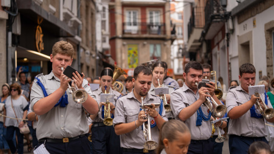 Desde la iglesia de San Jorge partió la Virgen del Carmen en su tradicional recorrido por las calles del centro de la ciudad hasta O Parrote, donde fue embarcada para junto con otros barcos hacer un recorrido por las aguas coruñesas