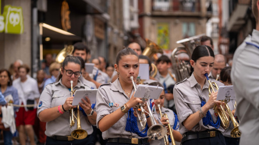 Desde la iglesia de San Jorge partió la Virgen del Carmen en su tradicional recorrido por las calles del centro de la ciudad hasta O Parrote, donde fue embarcada para junto con otros barcos hacer un recorrido por las aguas coruñesas