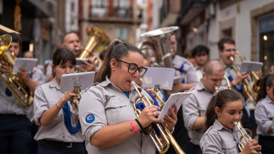 Desde la iglesia de San Jorge partió la Virgen del Carmen en su tradicional recorrido por las calles del centro de la ciudad hasta O Parrote, donde fue embarcada para junto con otros barcos hacer un recorrido por las aguas coruñesas