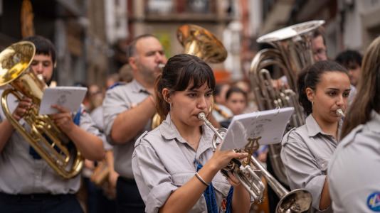 Desde la iglesia de San Jorge partió la Virgen del Carmen en su tradicional recorrido por las calles del centro de la ciudad hasta O Parrote, donde fue embarcada para junto con otros barcos hacer un recorrido por las aguas coruñesas