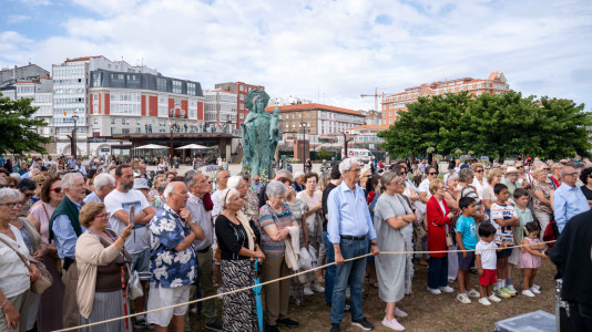 Desde la iglesia de San Jorge partió la Virgen del Carmen en su tradicional recorrido por las calles del centro de la ciudad hasta O Parrote, donde fue embarcada para junto con otros barcos hacer un recorrido por las aguas coruñesas