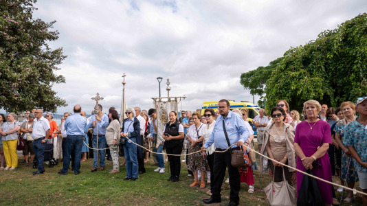 Desde la iglesia de San Jorge partió la Virgen del Carmen en su tradicional recorrido por las calles del centro de la ciudad hasta O Parrote, donde fue embarcada para junto con otros barcos hacer un recorrido por las aguas coruñesas