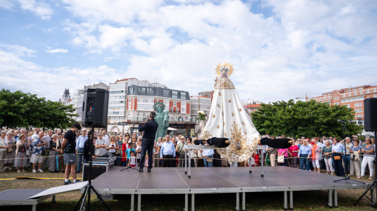 Desde la iglesia de San Jorge partió la Virgen del Carmen en su tradicional recorrido por las calles del centro de la ciudad hasta O Parrote, donde fue embarcada para junto con otros barcos hacer un recorrido por las aguas coruñesas