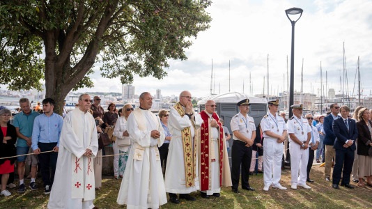 Desde la iglesia de San Jorge partió la Virgen del Carmen en su tradicional recorrido por las calles del centro de la ciudad hasta O Parrote, donde fue embarcada para junto con otros barcos hacer un recorrido por las aguas coruñesas