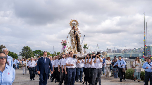Desde la iglesia de San Jorge partió la Virgen del Carmen en su tradicional recorrido por las calles del centro de la ciudad hasta O Parrote, donde fue embarcada para junto con otros barcos hacer un recorrido por las aguas coruñesas