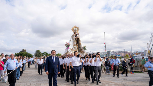 Desde la iglesia de San Jorge partió la Virgen del Carmen en su tradicional recorrido por las calles del centro de la ciudad hasta O Parrote, donde fue embarcada para junto con otros barcos hacer un recorrido por las aguas coruñesas