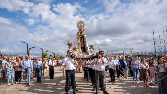 Desde la iglesia de San Jorge partió la Virgen del Carmen en su tradicional recorrido por las calles del centro de la ciudad hasta O Parrote, donde fue embarcada para junto con otros barcos hacer un recorrido por las aguas coruñesas