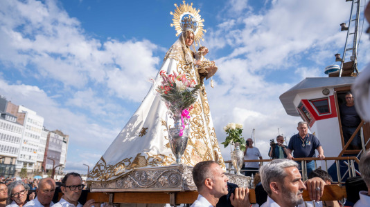 Desde la iglesia de San Jorge partió la Virgen del Carmen en su tradicional recorrido por las calles del centro de la ciudad hasta O Parrote, donde fue embarcada para junto con otros barcos hacer un recorrido por las aguas coruñesas