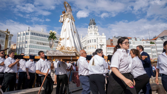 Desde la iglesia de San Jorge partió la Virgen del Carmen en su tradicional recorrido por las calles del centro de la ciudad hasta O Parrote, donde fue embarcada para junto con otros barcos hacer un recorrido por las aguas coruñesas