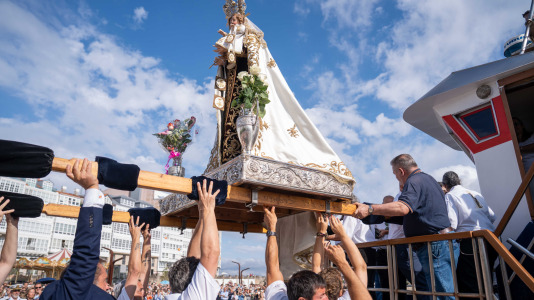 Desde la iglesia de San Jorge partió la Virgen del Carmen en su tradicional recorrido por las calles del centro de la ciudad hasta O Parrote, donde fue embarcada para junto con otros barcos hacer un recorrido por las aguas coruñesas