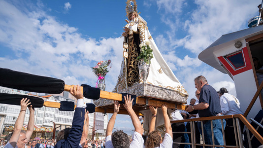 Desde la iglesia de San Jorge partió la Virgen del Carmen en su tradicional recorrido por las calles del centro de la ciudad hasta O Parrote, donde fue embarcada para junto con otros barcos hacer un recorrido por las aguas coruñesas