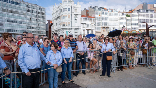 Desde la iglesia de San Jorge partió la Virgen del Carmen en su tradicional recorrido por las calles del centro de la ciudad hasta O Parrote, donde fue embarcada para junto con otros barcos hacer un recorrido por las aguas coruñesas