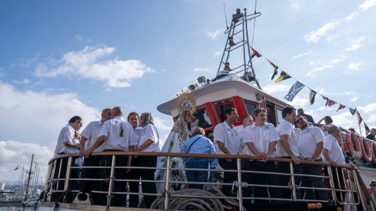 Desde la iglesia de San Jorge partió la Virgen del Carmen en su tradicional recorrido por las calles del centro de la ciudad hasta O Parrote, donde fue embarcada para junto con otros barcos hacer un recorrido por las aguas coruñesas
