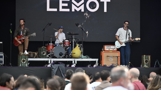 Esta nueva edición del Morriña Fest abrió su primer día con Lemot, teniendo como platos fuertes a Belén Aguilera, Juanes y Manuel Turizo