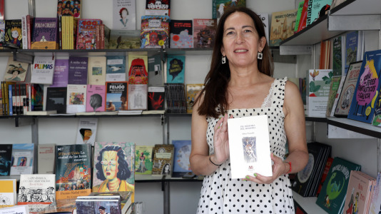 La ilustradora gallega Bea Lema inauguró la mañana de este sábado 1 de agosto la feria en los Jardines de Méndez Núñez, que estará abierta hasta el 31 de agosto