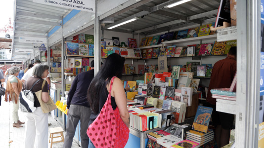 La ilustradora gallega Bea Lema inauguró la mañana de este sábado 1 de agosto la feria en los Jardines de Méndez Núñez, que estará abierta hasta el 31 de agosto
