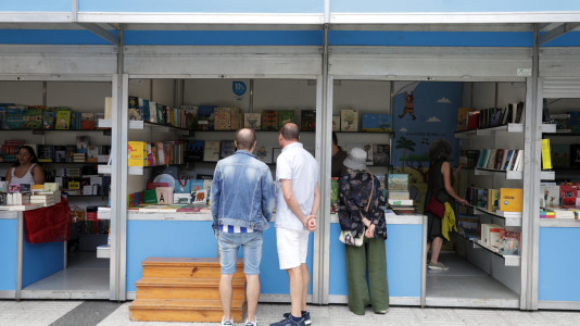 La ilustradora gallega Bea Lema inauguró la mañana de este sábado 1 de agosto la feria en los Jardines de Méndez Núñez, que estará abierta hasta el 31 de agosto
