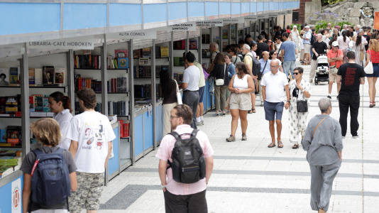 La ilustradora gallega Bea Lema inauguró la mañana de este sábado 1 de agosto la feria en los Jardines de Méndez Núñez, que estará abierta hasta el 31 de agosto