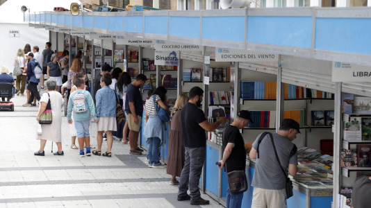 La ilustradora gallega Bea Lema inauguró la mañana de este sábado 1 de agosto la feria en los Jardines de Méndez Núñez, que estará abierta hasta el 31 de agosto