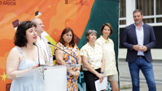 La ilustradora gallega Bea Lema inauguró la mañana de este sábado 1 de agosto la feria en los Jardines de Méndez Núñez, que estará abierta hasta el 31 de agosto