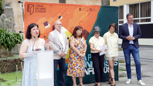 La ilustradora gallega Bea Lema inauguró la mañana de este sábado 1 de agosto la feria en los Jardines de Méndez Núñez, que estará abierta hasta el 31 de agosto