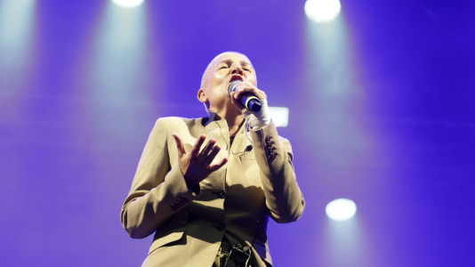 Mercedes Peón emocionó a los coruñeses en el segundo día de 'Noites de María Pita', con un recital con el folclore gallego por bandera