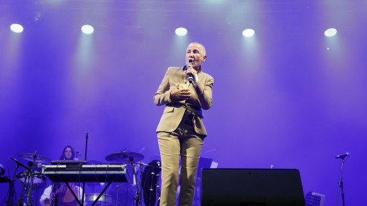 Mercedes Peón emocionó a los coruñeses en el segundo día de 'Noites de María Pita', con un recital con el folclore gallego por bandera