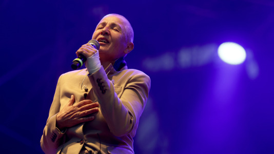 Mercedes Peón emocionó a los coruñeses en el segundo día de 'Noites de María Pita', con un recital con el folclore gallego por bandera
