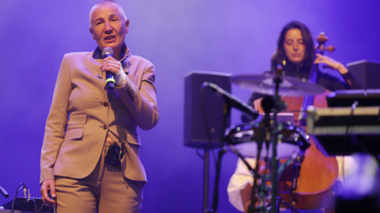 Mercedes Peón emocionó a los coruñeses en el segundo día de 'Noites de María Pita', con un recital con el folclore gallego por bandera