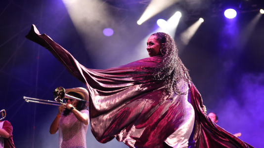 En el tercer día de 'Noites de María Pita', la cumbia de La Delio Valdez encendió a los coruñeses, que bailaron y disfrutaron con ganas