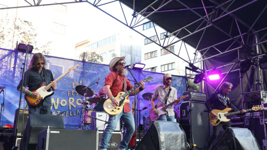 Concierto de Greasy Belly en la plaza España