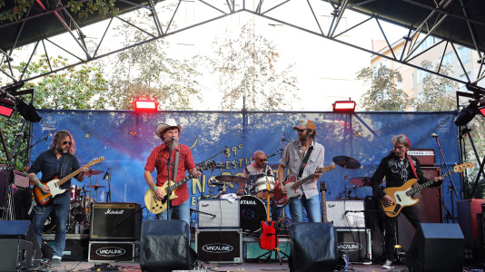 Concierto de Greasy Belly en la plaza España