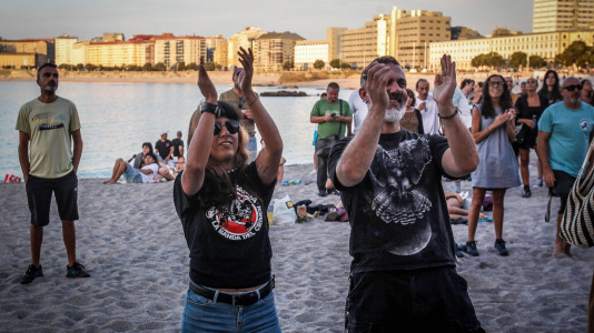 La banda gallega de rock/grunge Bala en su actuación en la playa de Riazor