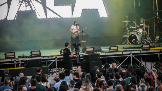 La banda gallega de rock/grunge Bala en su actuación en la playa de Riazor