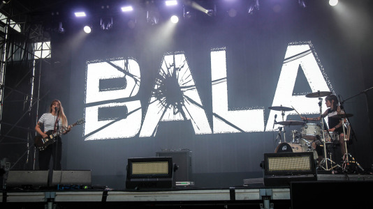 La banda gallega de rock/grunge Bala en su actuación en la playa de Riazor