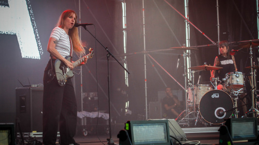 La banda gallega de rock/grunge Bala en su actuación en la playa de Riazor