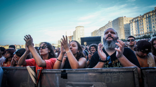La banda gallega de rock/grunge Bala en su actuación en la playa de Riazor