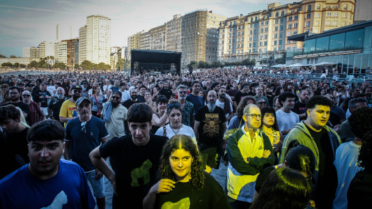 La banda gallega de rock/grunge Bala en su actuación en la playa de Riazor