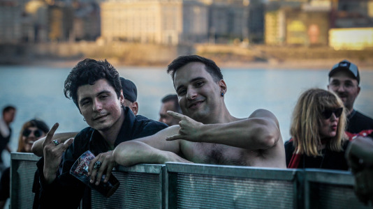 La banda gallega de rock/grunge Bala en su actuación en la playa de Riazor