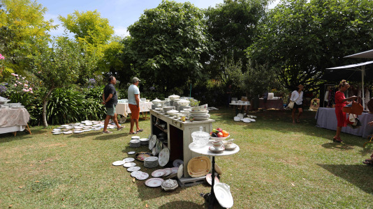 La finca y casa señorial que Mónica Arrojo y José Freire poseen al pie de la iglesia de Santaia de Chamín (Arteixo) se convierte en mercadillo de porcelana francesa y antigüedades