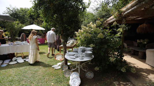 La finca y casa señorial que Mónica Arrojo y José Freire poseen al pie de la iglesia de Santaia de Chamín (Arteixo) se convierte en mercadillo de porcelana francesa y antigüedades