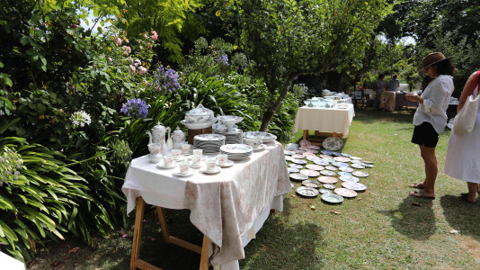 La finca y casa señorial que Mónica Arrojo y José Freire poseen al pie de la iglesia de Santaia de Chamín (Arteixo) se convierte en mercadillo de porcelana francesa y antigüedades