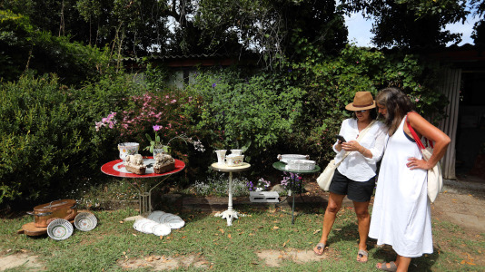 La finca y casa señorial que Mónica Arrojo y José Freire poseen al pie de la iglesia de Santaia de Chamín (Arteixo) se convierte en mercadillo de porcelana francesa y antigüedades