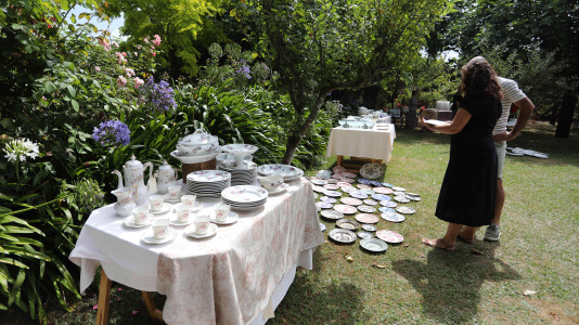 La finca y casa señorial que Mónica Arrojo y José Freire poseen al pie de la iglesia de Santaia de Chamín (Arteixo) se convierte en mercadillo de porcelana francesa y antigüedades