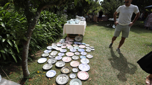 La finca y casa señorial que Mónica Arrojo y José Freire poseen al pie de la iglesia de Santaia de Chamín (Arteixo) se convierte en mercadillo de porcelana francesa y antigüedades