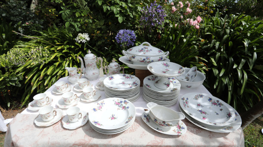 La finca y casa señorial que Mónica Arrojo y José Freire poseen al pie de la iglesia de Santaia de Chamín (Arteixo) se convierte en mercadillo de porcelana francesa y antigüedades