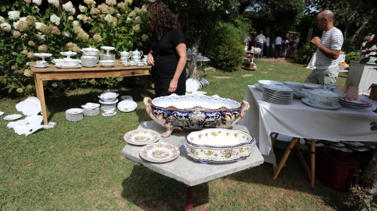 La finca y casa señorial que Mónica Arrojo y José Freire poseen al pie de la iglesia de Santaia de Chamín (Arteixo) se convierte en mercadillo de porcelana francesa y antigüedades