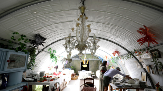 La finca y casa señorial que Mónica Arrojo y José Freire poseen al pie de la iglesia de Santaia de Chamín (Arteixo) se convierte en mercadillo de porcelana francesa y antigüedades